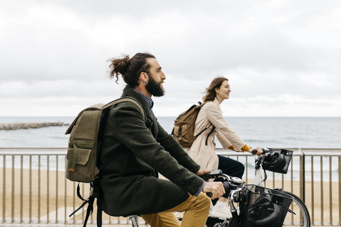 Pärchen auf E-Bikes an der Strandpromenade - JRFF02946