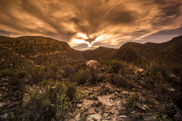 Südafrika, Kapstadt, Landschaft bei Sonnenuntergang - ZEF16137