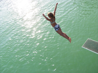 Mädchen springt ins Wasser - WWF05015