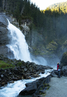 Österreich, Nationalpark Hohe Tauern, Seniorin bei den Krimmler Wasserfällen - WWF05019