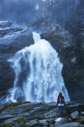 Österreich, Nationalpark Hohe Tauern, Seniorin bei den Krimmler Wasserfällen - WWF05020