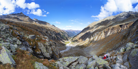 Österreich, Bundesland Salzburg, Nationalpark Hohe Tauern, Zillertaler Alpen, Frau macht Pause auf einer Wandertour, lizenzfreies Stockfoto