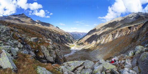 Österreich, Bundesland Salzburg, Nationalpark Hohe Tauern, Zillertaler Alpen, Frau macht Pause auf einer Wandertour - WWF05031