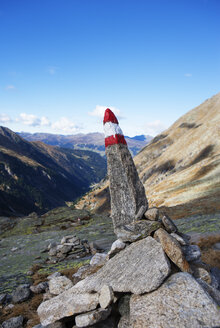 Austria, Salzburg State, High Tauern National Park, Zillertal Alps, cairn with marking - WWF05034