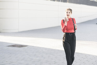 Junge Frau mit Smartphone in der Stadt - UUF17053