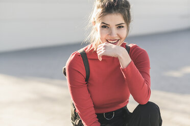 Portrait of a happy young woman outdoors - UUF17057