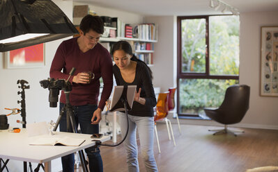 Fotografen bei der Arbeit im Studio - HOXF04328