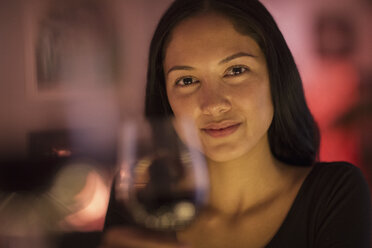 Porträt selbstbewusste junge Frau hält Weinglas - HOXF04360