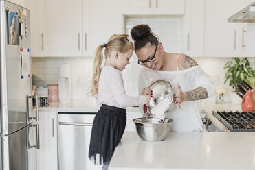 Mutter und Tochter backen in der Küche - CAIF23058