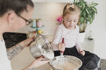 Mutter und Tochter beim Backen - CAIF23061