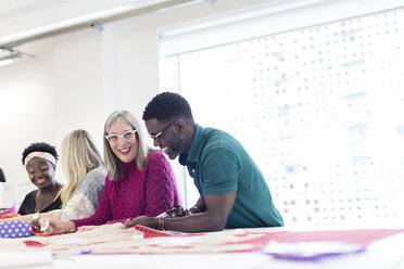 Modedesigner bei der Arbeit im Atelier - CAIF23079