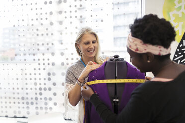 Modedesignerinnen bei der Arbeit im Atelier - CAIF23104