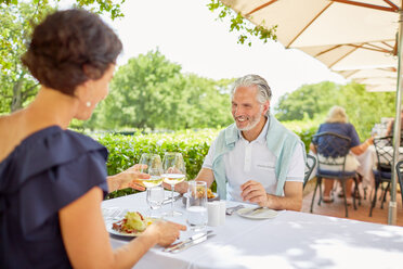 Älteres Paar speist am Terrassentisch - CAIF23156