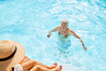 Älterer Mann im sonnigen Sommerschwimmbad - CAIF23160