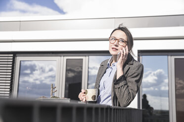 Geschäftsfrau am Handy auf der Dachterrasse - UUF17148