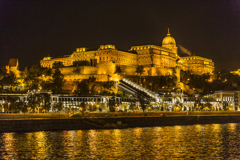 Ungarn, Budapest, beleuchtete Budaer Burg bei Nacht - RUNF01764