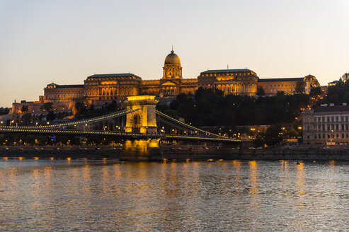 Ungarn, Budapest, Burg Buda und Kettenbrücke in der Abenddämmerung - RUNF01765