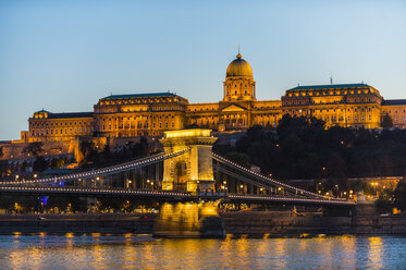 Ungarn, Budapest, Burg Buda und Kettenbrücke in der Abenddämmerung - RUNF01768