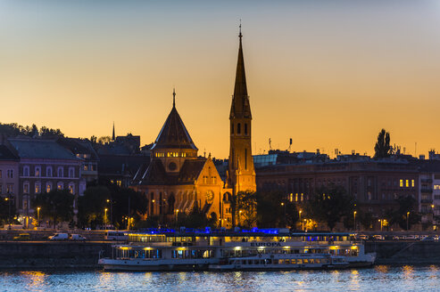 Ungarn, Budapest, Stadtansicht in der Abenddämmerung - RUNF01769