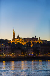 Ungarn, Budapest, Stadtansicht mit Matthiaskirche in der Abenddämmerung - RUNF01770