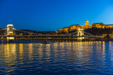 Hungary, Budapest, Buda Castle and chain bridge at dusk - RUNF01771