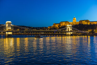 Ungarn, Budapest, Burg Buda und Kettenbrücke in der Abenddämmerung - RUNF01771