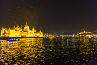 Ungarn, Budapest, beleuchtetes Parlament bei Nacht - RUNF01774