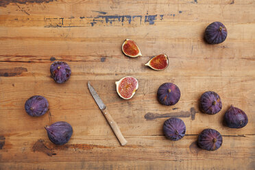 Kitchen knife and whole and sliced figs on wood - GWF06047