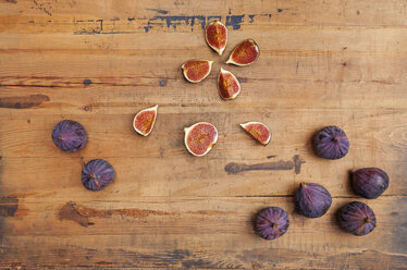 Kitchen knife and whole and sliced figs on wood - GWF06048