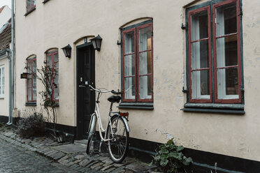 Dänemark, Dragor, vor einem Wohnhaus abgestelltes Fahrrad - AFVF02717