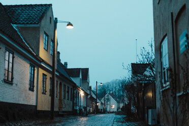 Dänemark, Dragor, Wohnhäuser in der Altstadt in der Dämmerung - AFVF02719