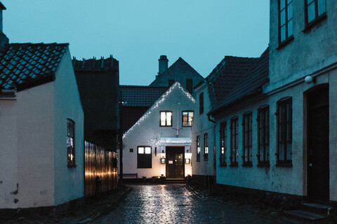 Dänemark, Dragor, beleuchtetes Haus in der Altstadt in der Dämmerung, lizenzfreies Stockfoto