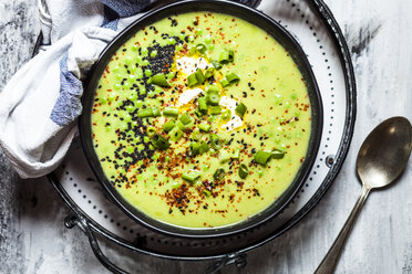 Schüssel Frische grüne Erbsensuppe mit Frühlingszwiebeln - SBDF03932