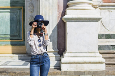 Italien, Florenz, junger Tourist beim Fotografieren mit Kamera - MGIF00331