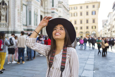 Italy, Florence, Piazza del Duomo, portrait of young tourist looking up - MGIF00351