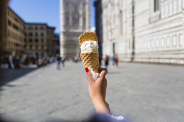 Italien, Florenz, Piazza del Duomo, Frauenhand hält Eiswaffel - MGIF00363