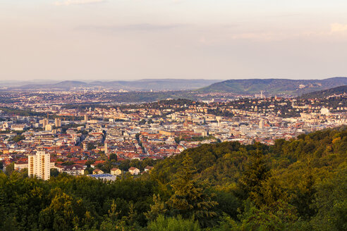 Deutschland, Baden-Württemberg, Stuttgart, Stadtbild mit Fernsehturm am Abend, Blick vom Birkenkopf - WDF05228