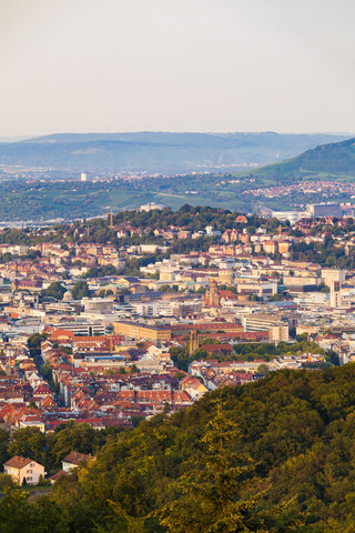 Deutschland, Baden-Württemberg, Stuttgart, Stadtbild mit Fernsehturm am Abend, Blick vom Birkenkopf, lizenzfreies Stockfoto