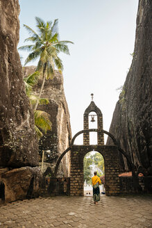 Person im Aluviharaya-Felsenhöhlentempel, Zentralprovinz, Sri Lanka - CUF49974