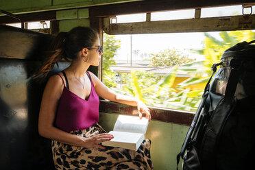 Frau im Nahverkehrszug, Galle, Südküste, Sri Lanka - CUF49975