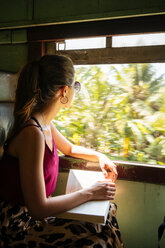 Frau im Nahverkehrszug, Galle, Südküste, Sri Lanka - CUF49976