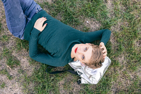 Frau im Gras liegend, lizenzfreies Stockfoto