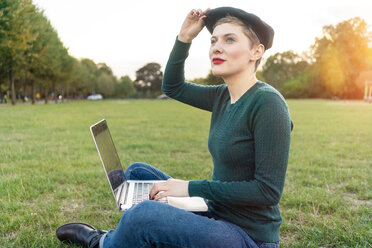 Frau benutzt Laptop im Park - CUF49987