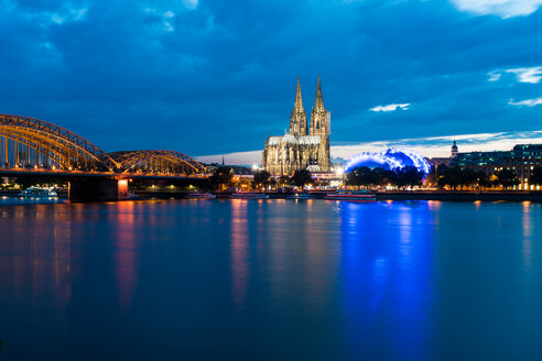 Dom, Hohenzollernbrücke und Theater am Rhein bei Nacht, Köln, Nordrhein-Westfalen, Deutschland - CUF50008