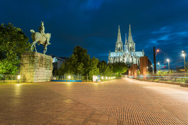 Dome Cathedral, bronze statue of Kaiser Wilhelm at night, Cologne, Nordrhein-Westfalen, Germany - CUF50010