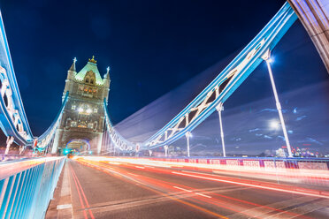 Langzeitbelichtung der Tower Bridge bei Nacht mit Lichtstreifen vom Verkehr, City of London, UK - CUF50025