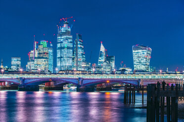 Skyline des Finanzviertels bei Nacht, Themse im Vordergrund, City of London, UK - CUF50026