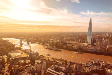 Sonniger Blick auf die Themse, die Tower Bridge, den London Tower und den Shard, City of London, UK - CUF50028