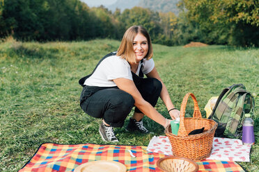 Frau beim Picknick, Rezzago, Lombardei, Italien - CUF50058