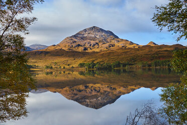 Ruhige Berglandschaft mit Spiegel im Loch, Achnasheen, Schottische Highlands, Schottland - CUF50080